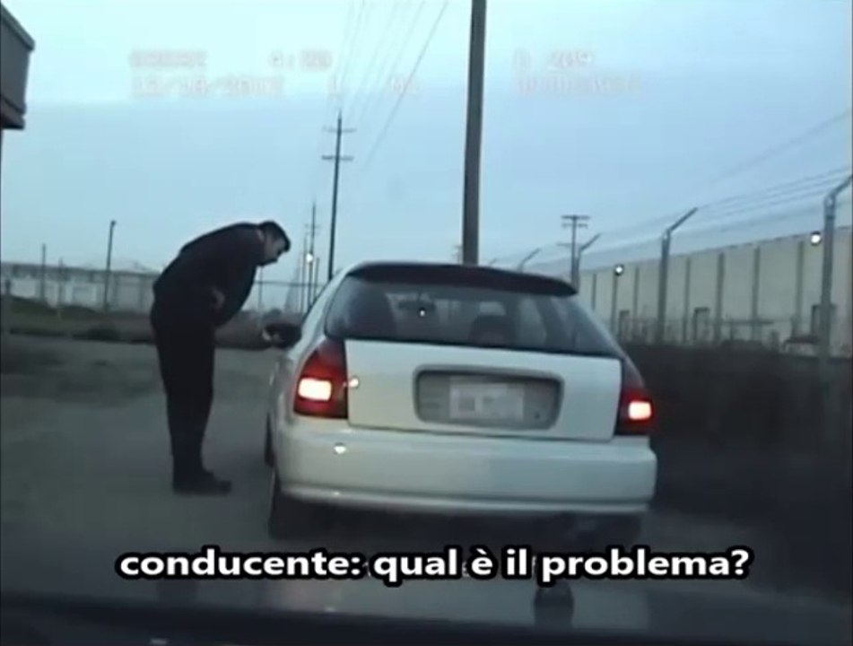 [SHOCK] poliziotto lo invita a scendere dall'auto, ma lui non è una persona nomale