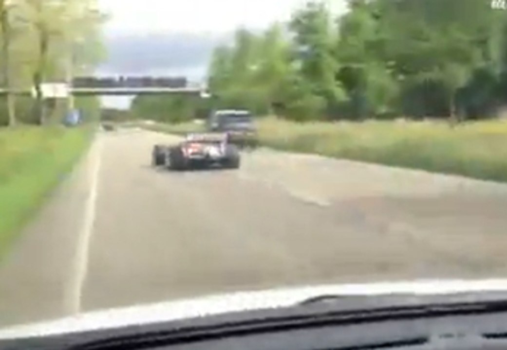 F1 Arabasıyla Makas Atmak