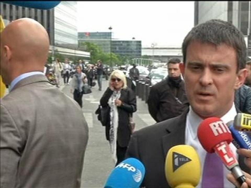 Valls assure qu'"il n'y aura pas de remise en cause de la loi de programmation militaire" - 23/05