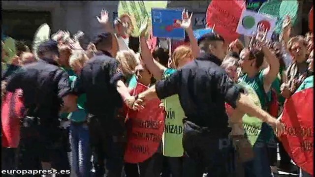 Tensión entre Mossos y PAH en el escrache a Cañete