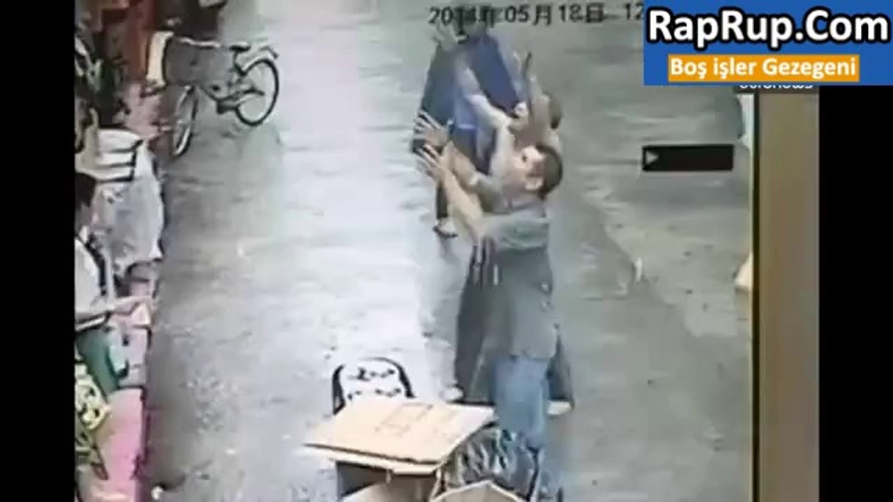 Çin de Binadan Aşağı Doğru Düşen Bebek