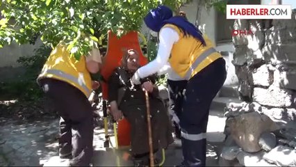 Tedaviye Götürmek İsteyen Sağlık Görevlilerine Direndi