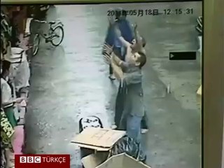 Camdan düşen bebeği havada yakaladılar!!