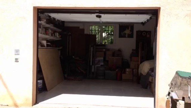 Porte de garage sectionnelle plafond posée par APG Accès Portes de Garage