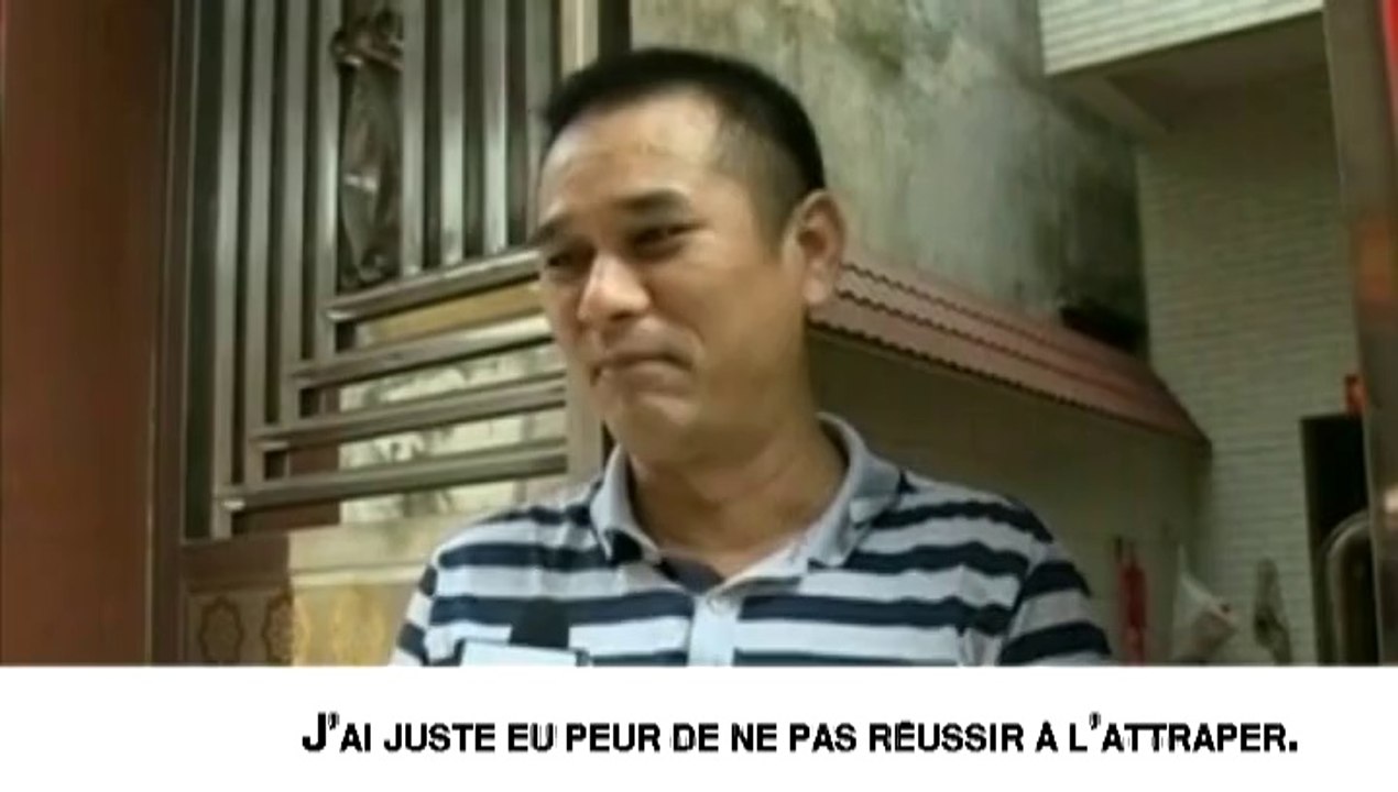 Un homme rattrape de justesse un bébé tombé du deuxième étage, en Chine