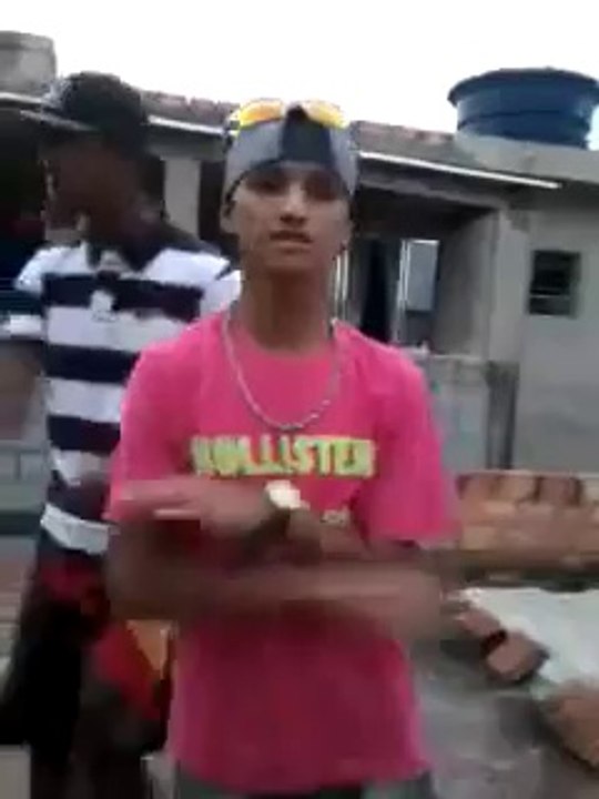 Plus gros FAIL de l'année : il tombe de 2 étages e le mur lui tombe dessus!