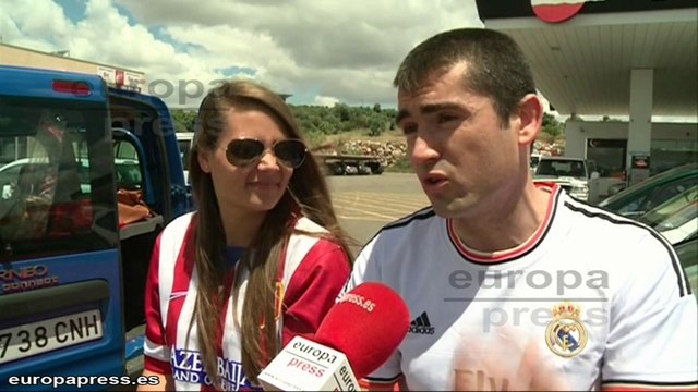 Aficionados repostan en gasolineras extremeñas camino a Lisboa