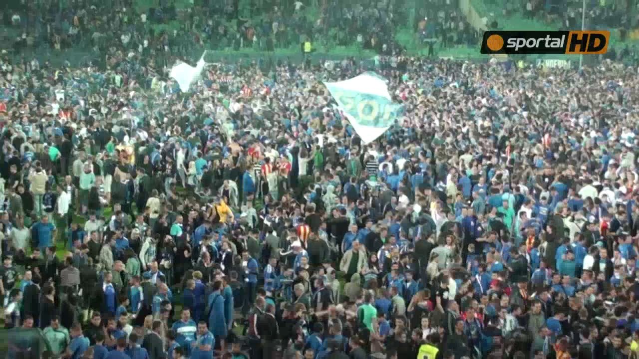 Синьо море заля терена на Васил Левски след мача с Лацио