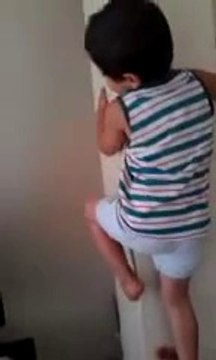 Düz Duvara Tırmanan Örümcek Çocuk