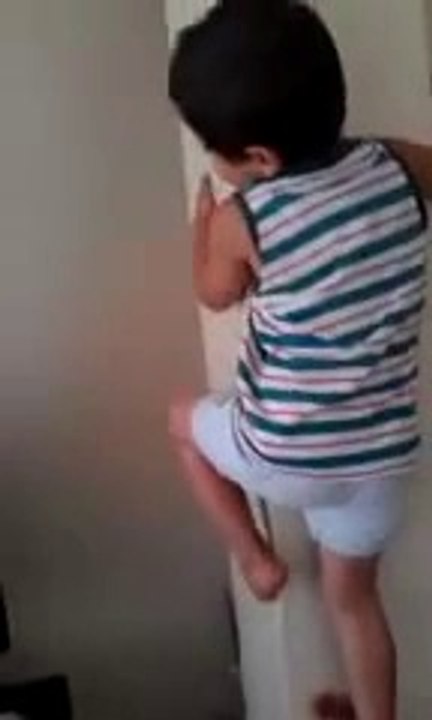 Düz Duvara Tırmanan Örümcek Çocuk