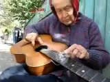 Gitar Çalan Yaşlı Teyze