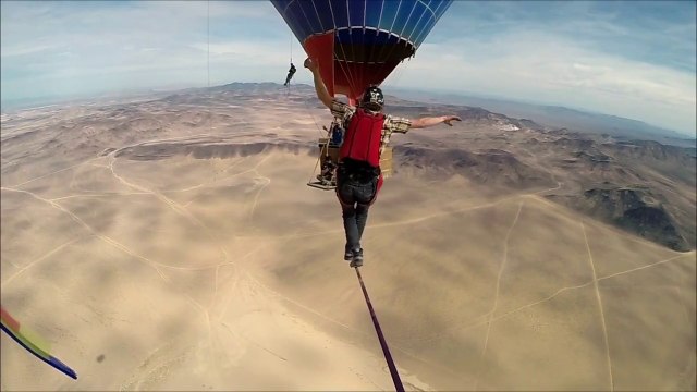 Slackline between 2 Hot Air Balloon with Andy Lewis
