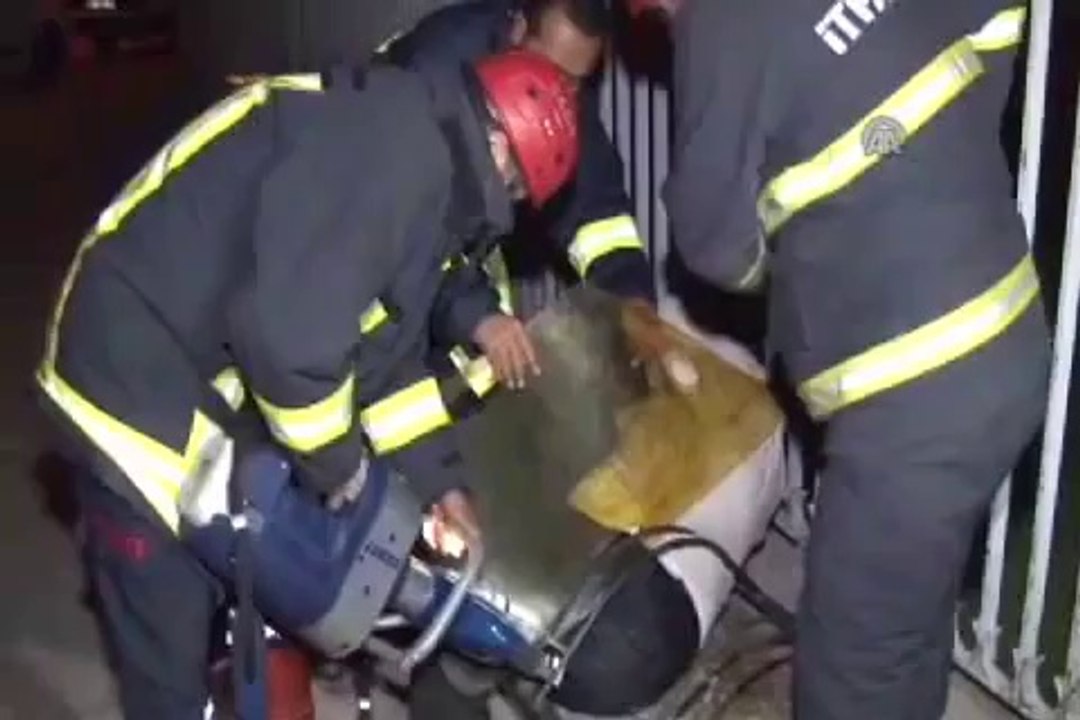 Demirlere sıkıştı imdadına itfaiye yetişti