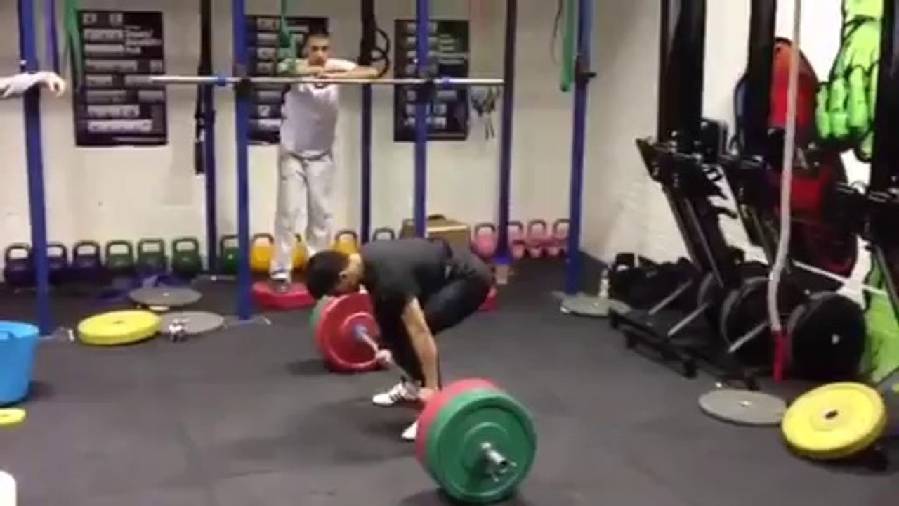 Un haltérophile s'explose les genoux avec une barre