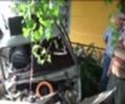 Traktöre çarptı, demir korkuluklarda asılı kaldı