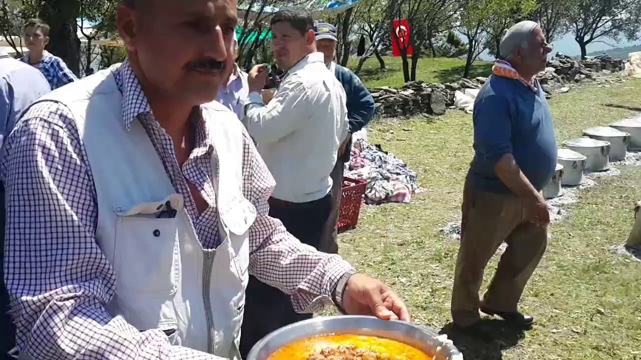 bıçakçılı-yagmur-duası-bayanlara-keskek-dagitimi HDÇEKİM  Çekimler-Halit AKCAN