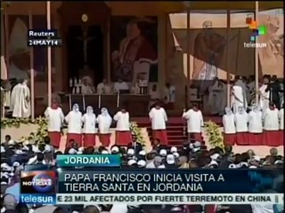 Llega Francisco a Ammán; aboga por los refugiados y llama a la paz