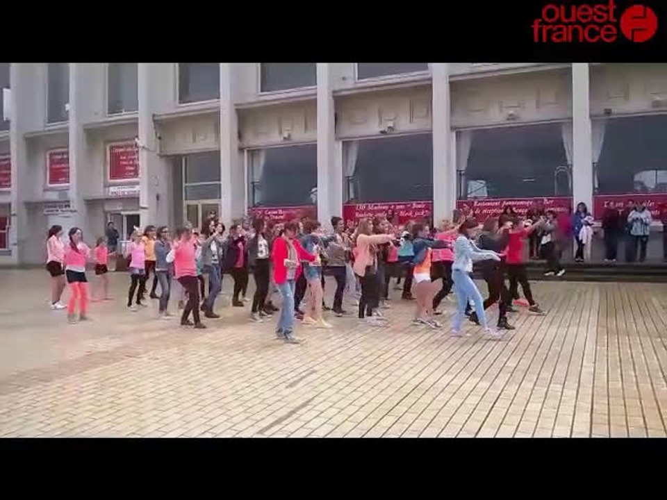 Un Flash mob, plage de l'Écluse à Dinard