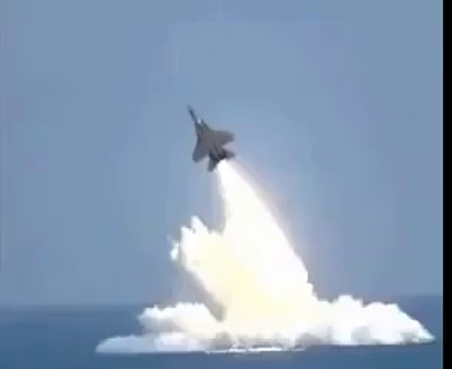 plane appears from underwater [http://mnmfunmaza.blogspot.com/]