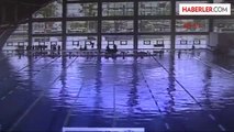 Olimpik Yüzme Havuzunda Deprem Paniği Kameralara Yansıdı