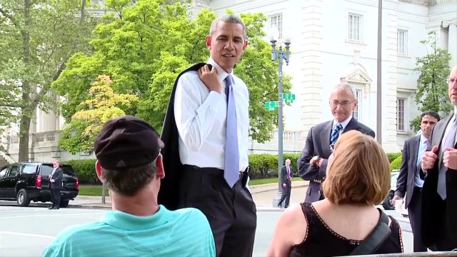 Barack OBAMA fait une petite marche surprise dans Washington DC!