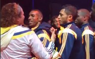 Carlos Vives se abraza y canta con jugadores de Seleccion Colombia
