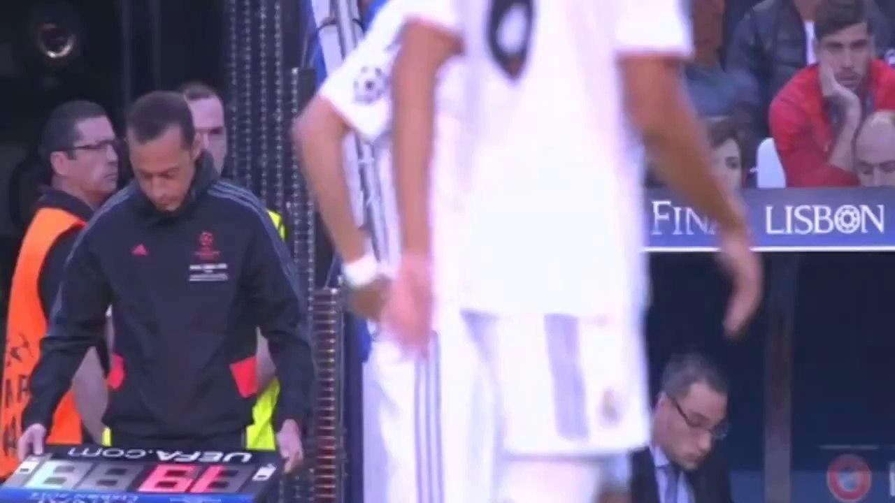 Diego Costa is Replaced by Adrian ~ Real Madrid vs Atletico Madrid Final UCL