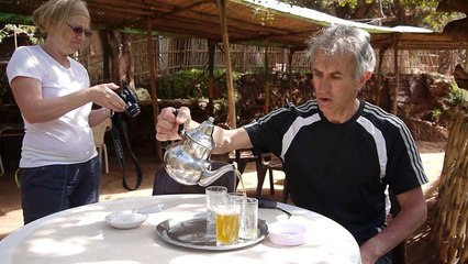 C'est l'heure du thé à la menthe face aux cascades