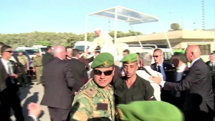 Papa vai ao rio Jordão e visita refugiados sírios