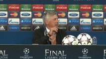 Ancelotti e i giocatori cantano in conferenza stampa