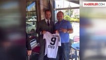 Eto'o'nun Menajeri Beşiktaş Formasıyla Poz Verdi
