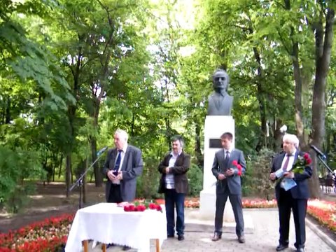 GRIGORE VIERU, alaturi de Teiul lui Mihai Eminescu din Gradina Copou-Iasi