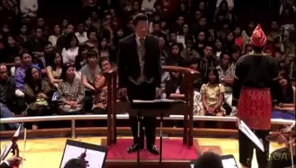 اوركسترا تغني القران على طريقة الاوبرا في اندونيسيا