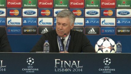Quand les joueurs viennent perturber le point presse d'Ancelotti...