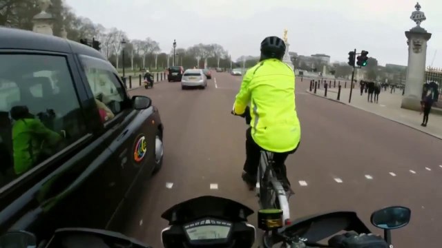 Un motard fait tomber volontairement un cycliste