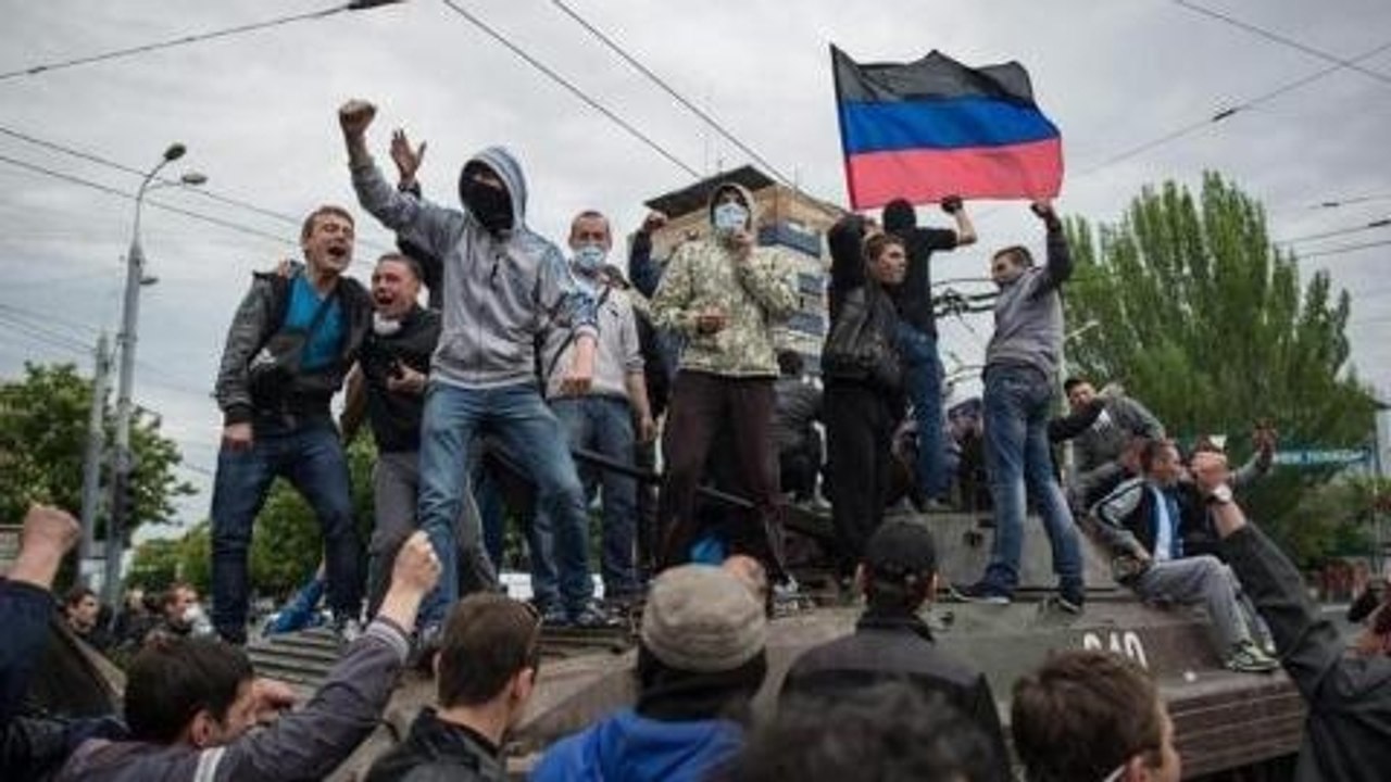 Listening Post - The 'all-out propaganda war' in Ukraine