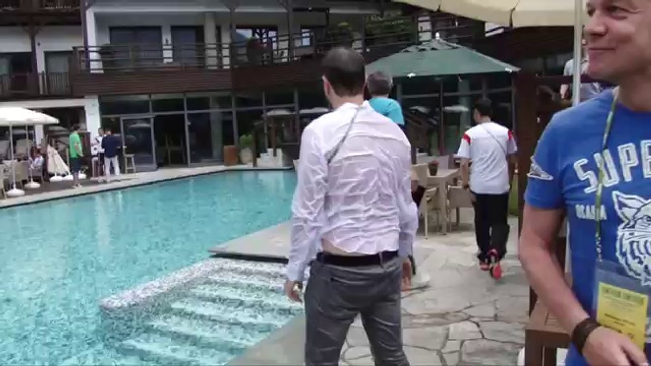 Lukas Podolski wirft Journalisten in den Pool _ DFB-Trainingslager Südtirol