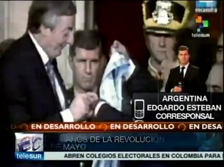 Argentinos recuerdan a Kichner y 204 años de la revolución de mayo