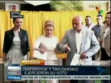 Votan Arseniy Yatsenyuk y Yulia Timoshenko en presidencial de Ucrania