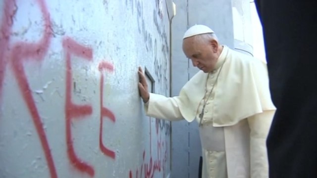 Pope Francis prays at Bethlehem wall