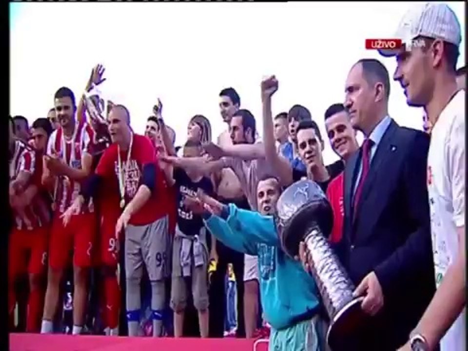 FK CRVENA ZVEZDA JE SAMPION SRBIJE U FUDBALU ZA 2013_14 GODINU. Kapiten Milijas podize pehar.