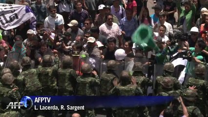 Protestos contra golpe militar na Tailândia