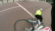 Motard idiot renverse un cycliste et met la vidéo sur le Net!