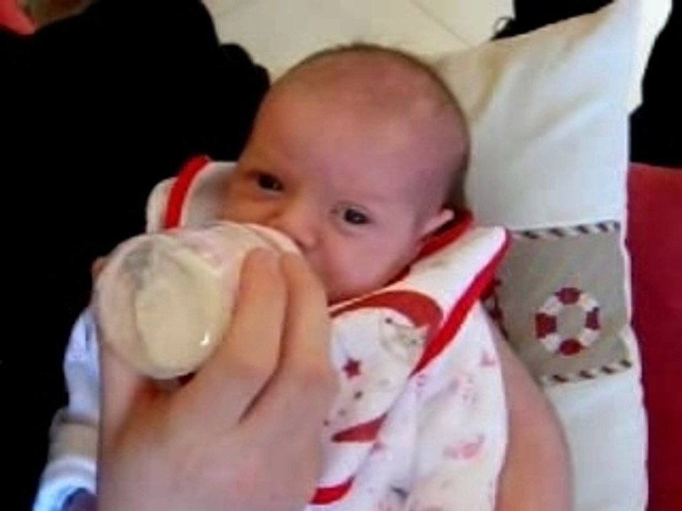 27/01/2007 - Je bois mon biberon