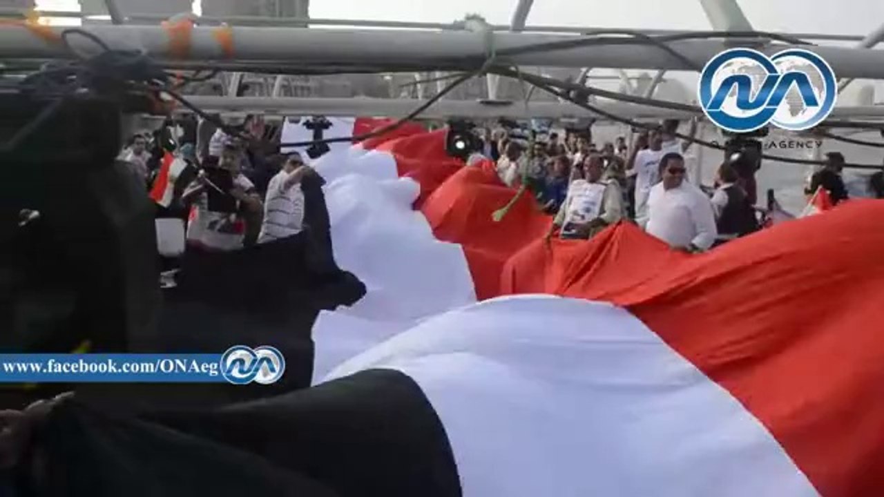 أعلام مصر ترفرف علي أحد مراكب نيلية ويرقصون علي "تسلم الأيادي" و يطلقون الشماريخ تأييدًا للسيسي