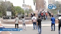 شاهد .. طلاب جامعة القاهرة يطلقون الألعاب النارية على قوات الأمن