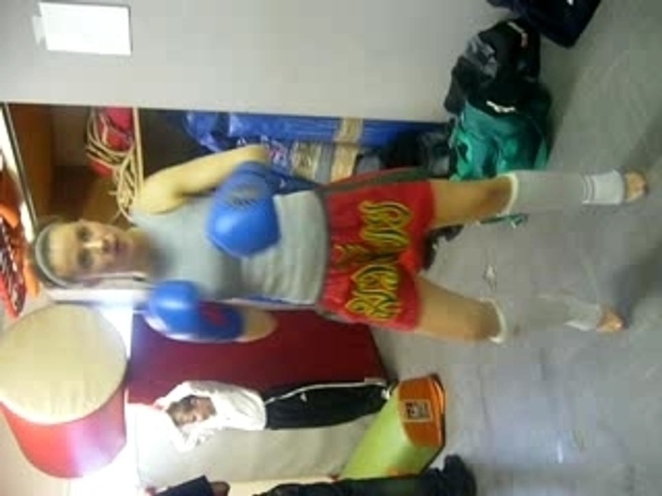 Allison boxe Thaï (short rouge)