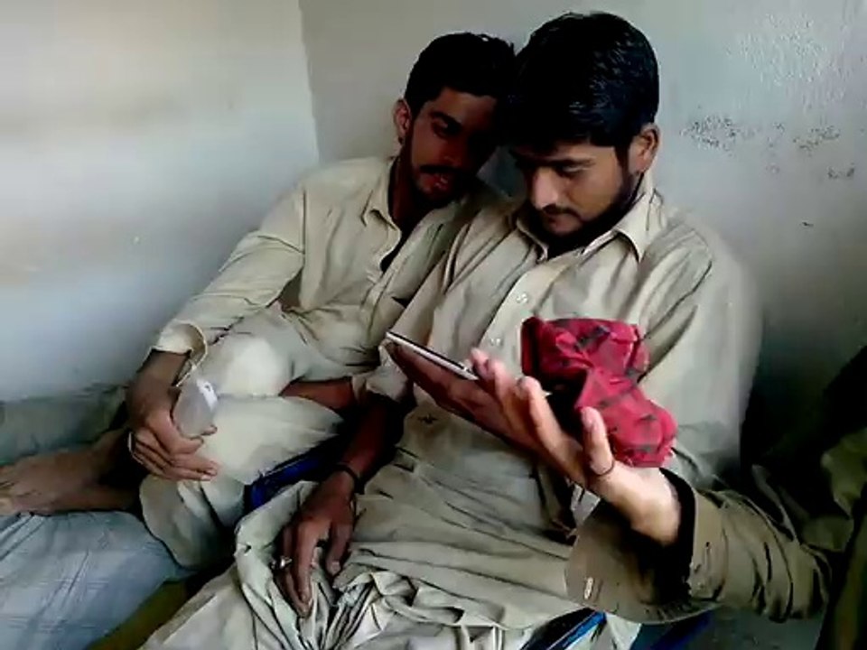 mota palwan playing mobile
