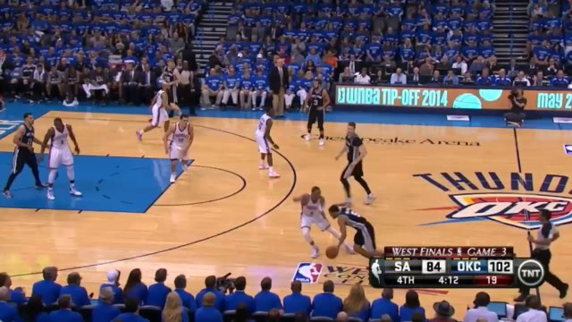 Russell Westbrook rate un énorme dunk seul en contre-attaque