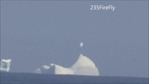 Un morceau de glace en lévitation au dessus d'un iceberg